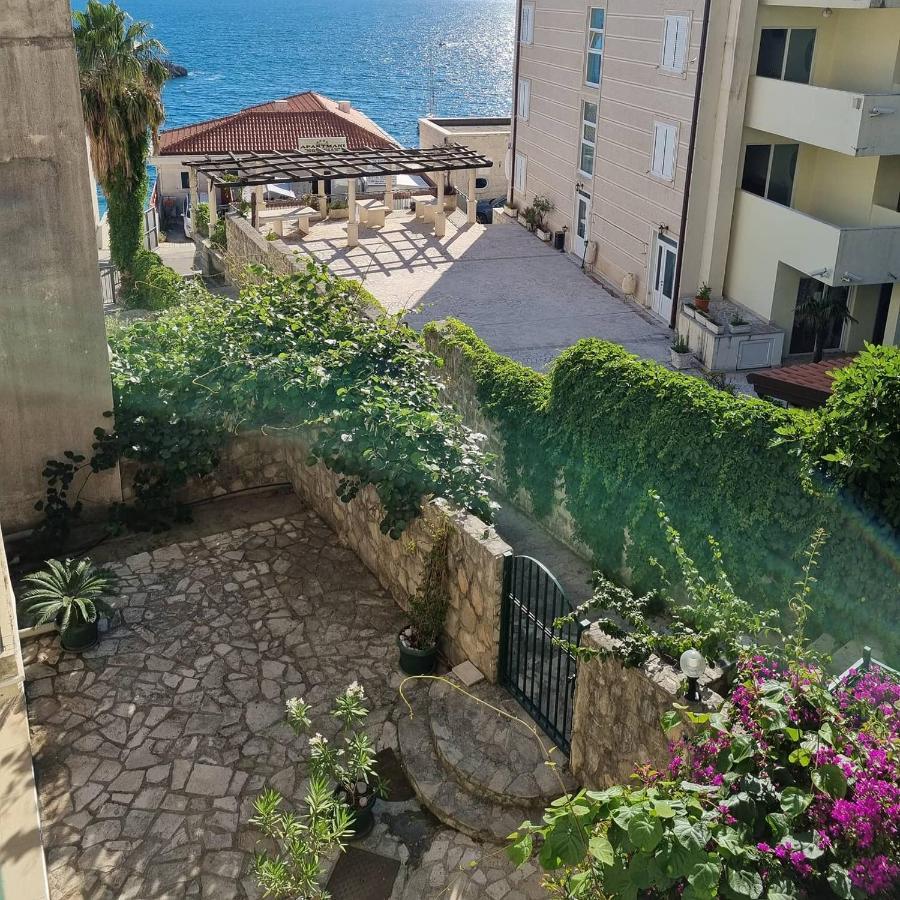 Apartments Rales Sveti Stefan Extérieur photo